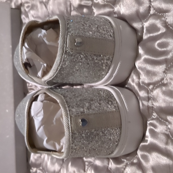 NIB SIZE 8.5 FEVER SOLE SILVER ON SILVER GLITTER SLIP ON SNEAKERS - Picture 4 of 10